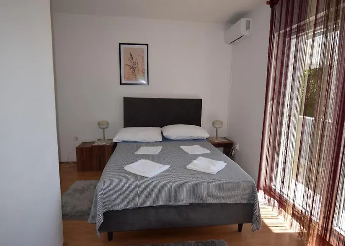 By Guide Apartment Banjol